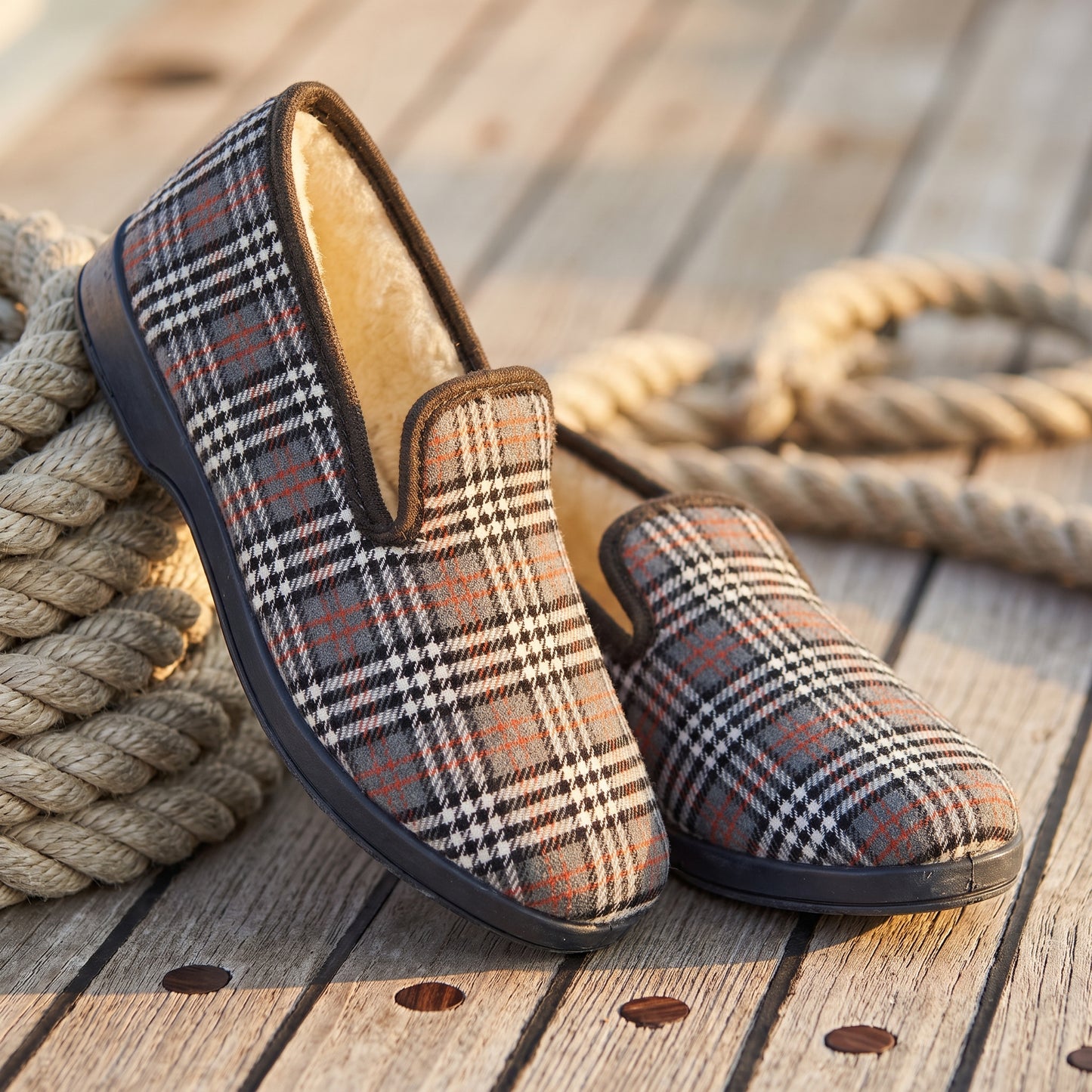 Charentaises MACQUAREL tartan gris et orange doublées en laine naturelle
